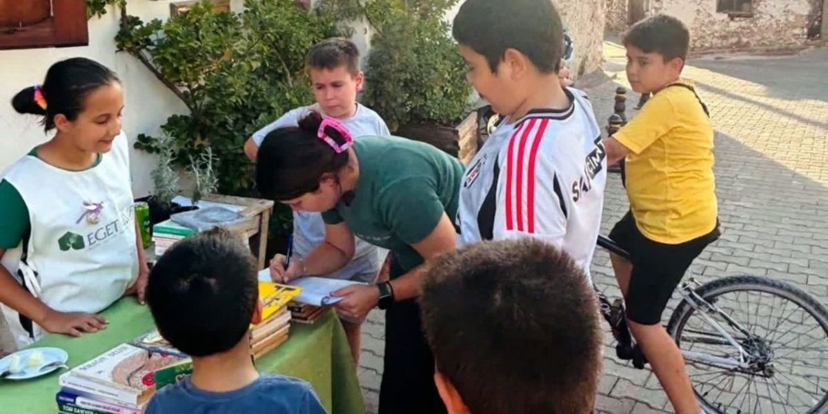 KAPISIZ KİTAPLIKLAR, KİTAPLAR CADDELERDE