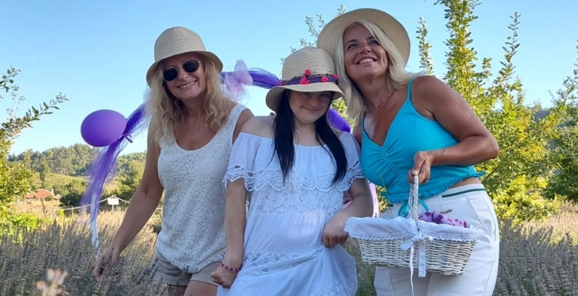 GÖNÜLLÜLERİN DİKİP HASAT ETTİĞİ LAVANTALAR ÖĞRENCİLERE BURS OLUYOR