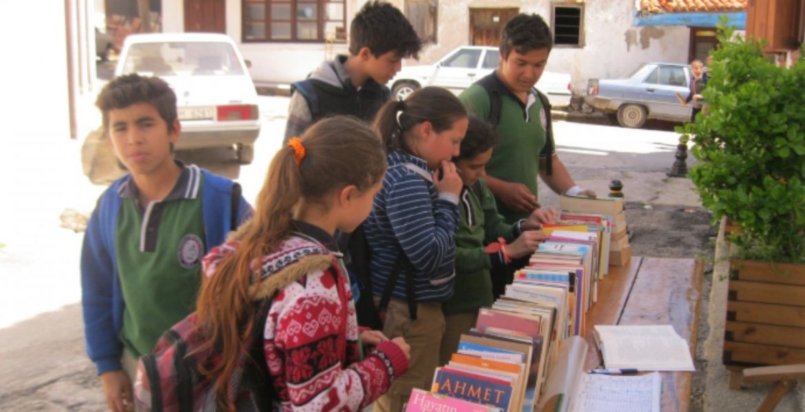 OKUTTURAN, YAZDIRAN, RESİM YAPTIRAN PROJE